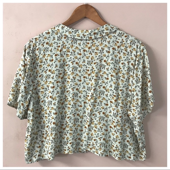 ‼️SOLD‼️Cream Floral Boxy Cropped Shirt - Picture 2 of 4